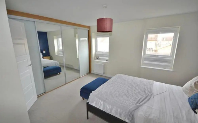 4 Bed House - Sleeps 8 - Hottub - Garden - Parking