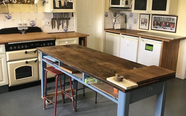 Lower Buckton Country House - Sleeps 12