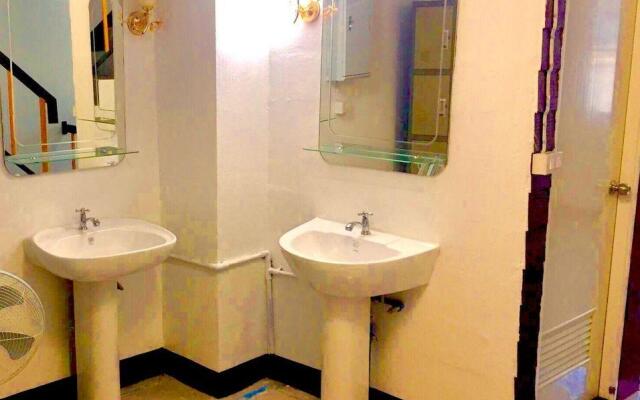 Bann Banburee Hostel & Cafe