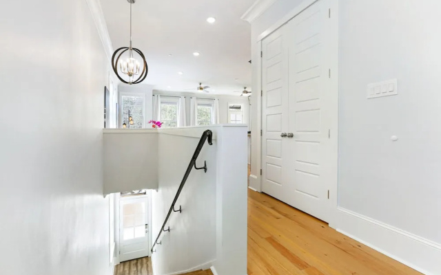Amazing 4BR w Balcony by Hosteeva