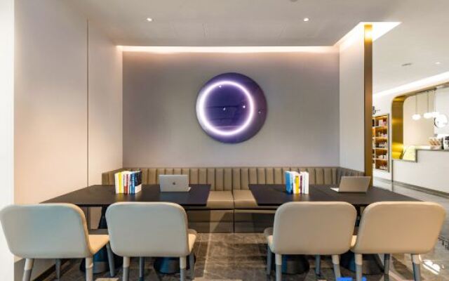 Nanjing Drum Tower Xuanwu Lake light Residence Hotel