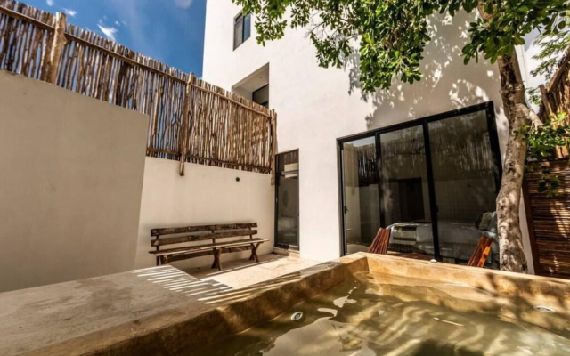 Beautifully Designed 3-br Escape Close to Downtown