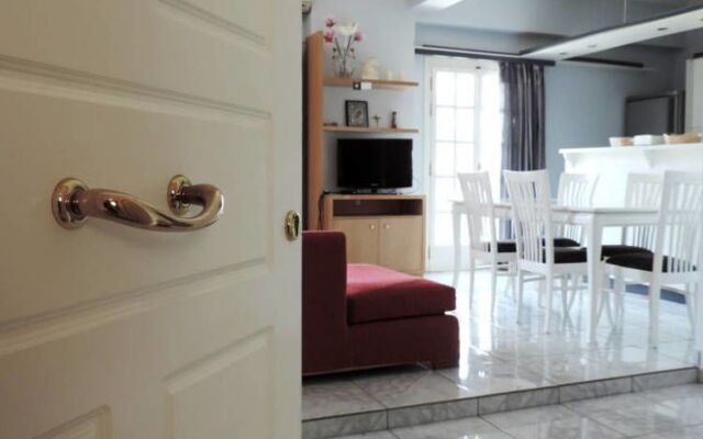 Spacious Apartment near Panormou subway st.