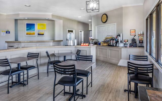 Days Inn And Suites Huntsville