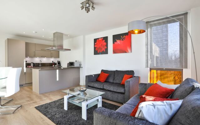 2 Bed 2 Bath flat close to underground