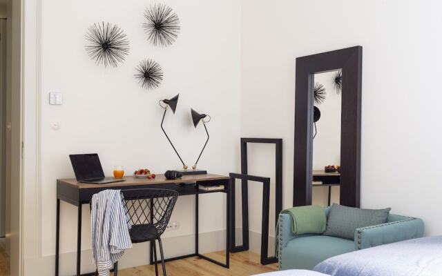 ALTIDO Energetic 2BR Apt w/workspace, by the Santa Justa Lift, in Baixa