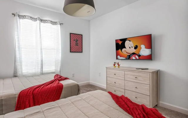 Stunning Themed Home Private Pool Ideal Location