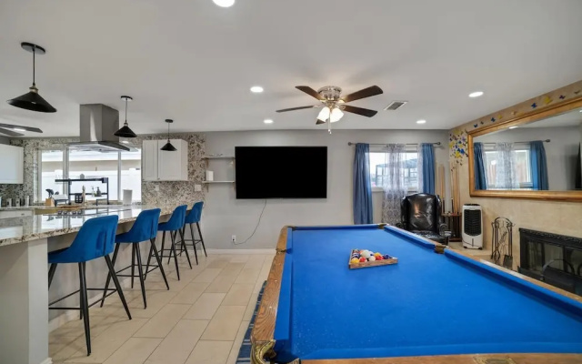 Vibrant In Vegas - 4 Bd With Shimmering Pool! 4 Bedroom Home by RedAwning