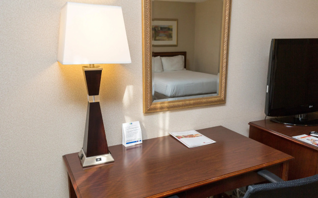 Holiday Inn Express Des Moines-At Drake University