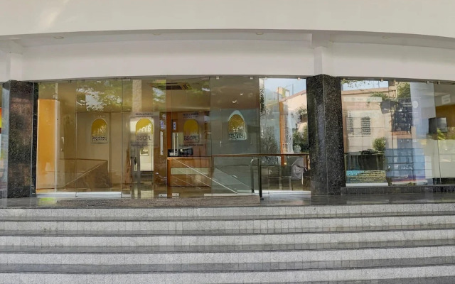 Poolside Retreat Near Sathyabama Chennai