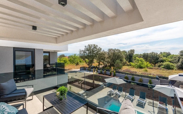 Ren-lux With Heated Pool - H