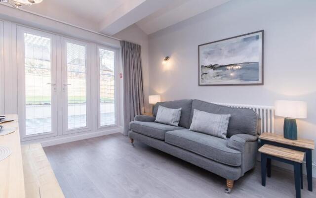 Enfield House - Charming, Modern and Light 4bed