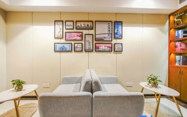 LUCK 7 Hotel (Yichang Wanda Plaza Visitor Center)