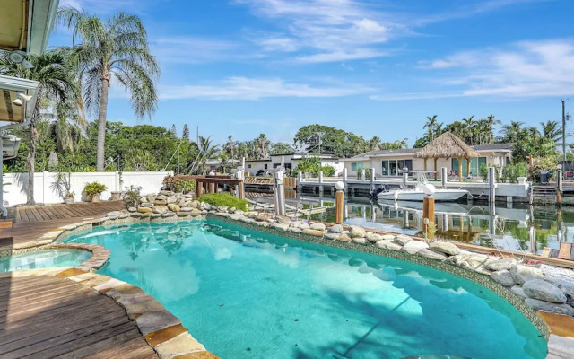 Waterfront Villa Private Pool!