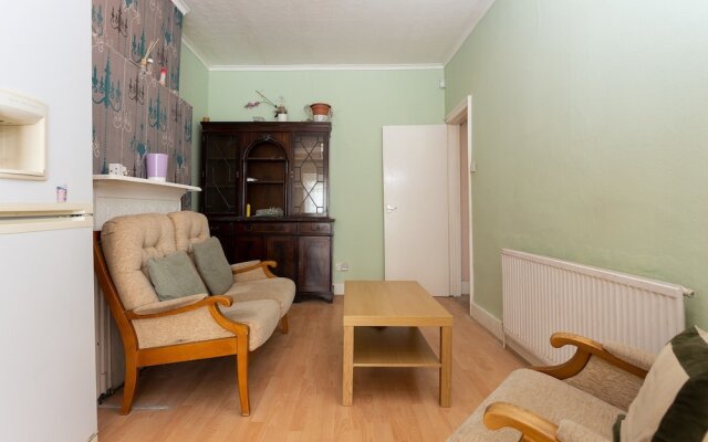 2 Bedroom House In Tooting With Garden