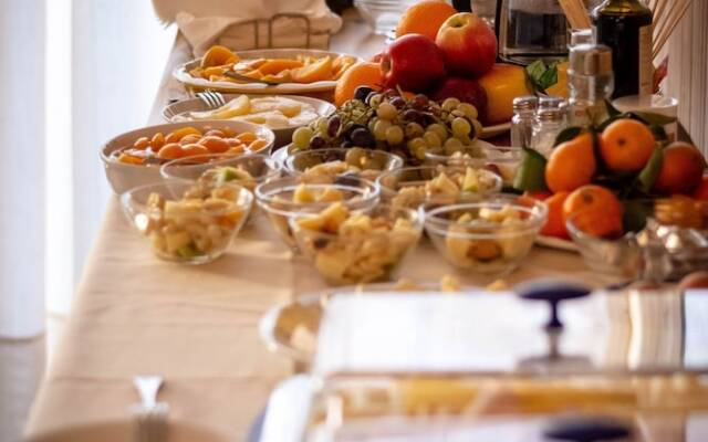 Room in Guest Room - Bright and Spacious Double-room