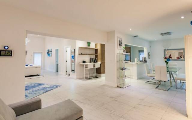 Stylish Aventura Home With Pool on Intercostal