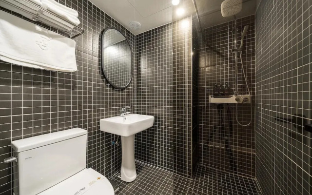 Hotel Seven Step