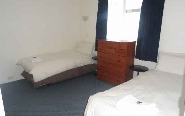 Hawks Inn Motel