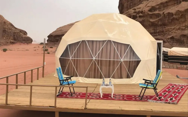 Desert planet camp