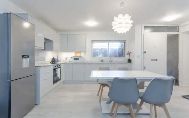 Kensington Gardens 2 Bedroom Flat With a Balcony