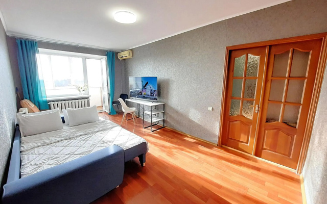 2-комнатная квартира с кроватью и диваном и ванной Сеть апартаментов Alex Apartments Бесконтактное заселение 24-7