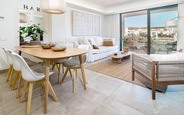 Inf2.4e - Modern 2-bed Apt With Roof top Pool