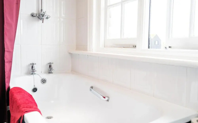 Crooked Loft - Super Central Stunning Views Sleeps 4
