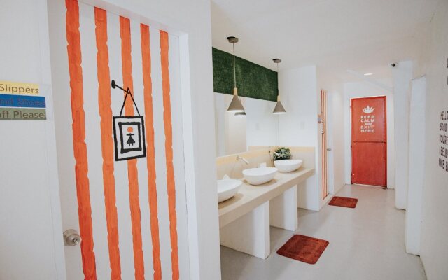 Murals Hostel & Cafe
