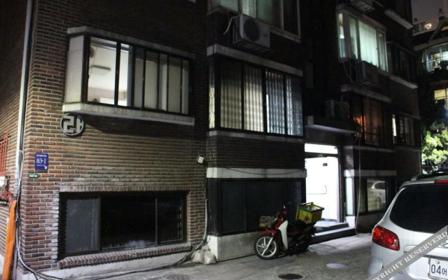 Artist 77 House