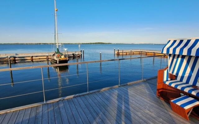 Houseboat Harmony