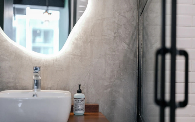 Botanic Loft Stylish Cozy Retreat w Kitchen Private Bath