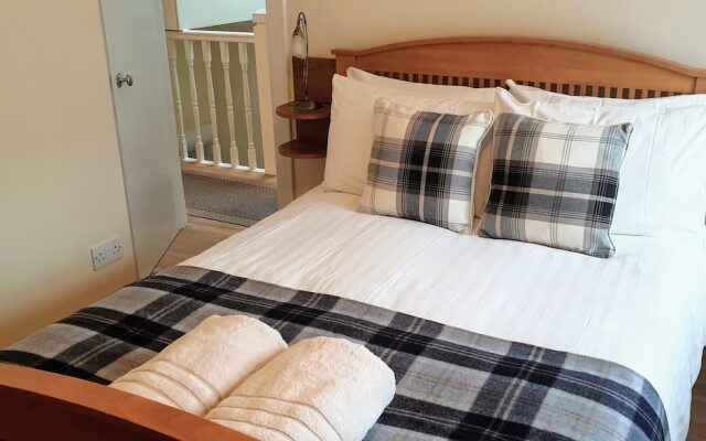 Atholl Rd Self Catering - 127 Central Location