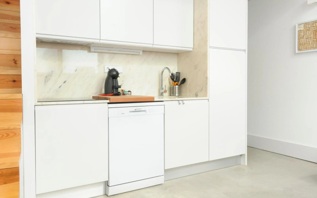 Sunday - Lovely Mezzanine with FREE PARKING