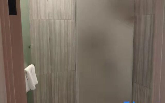 Yiju Life Hotel (Xihu Hubin Pedestrian Street)