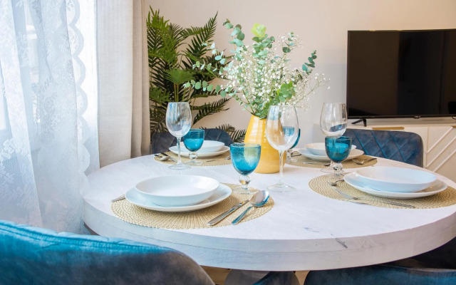 Duerme junto a la Plaza de Toros de Granada.