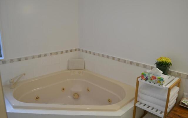 Colonial Lodge Motel