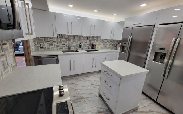 Alexander 807 5 Bedroom Apts by RedAwning