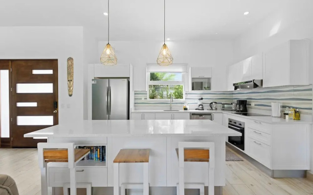 Luxurious Home with Bright, Modern Design and Private Infinity Pool in High-End Community