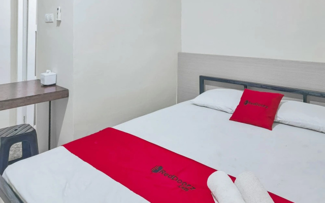 RedDoorz @ Guest House A2 Near Rita Mall Tegal – Guest Rooms – Tegal