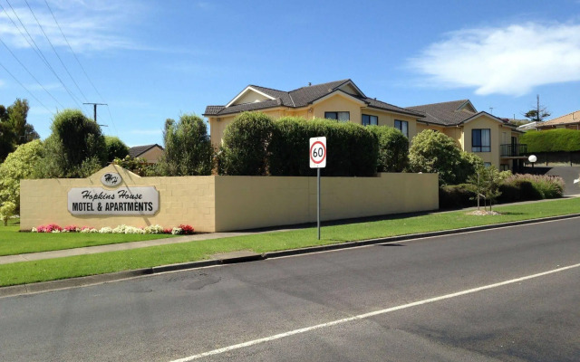 Hopkins House Motel & Apartments