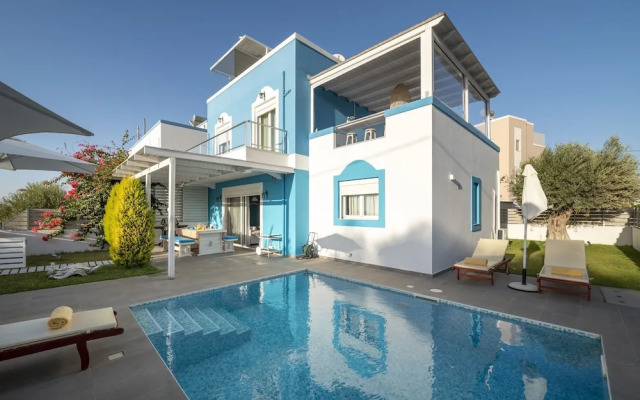 Seabreeze Villa - with Jacuzzi & heated pool