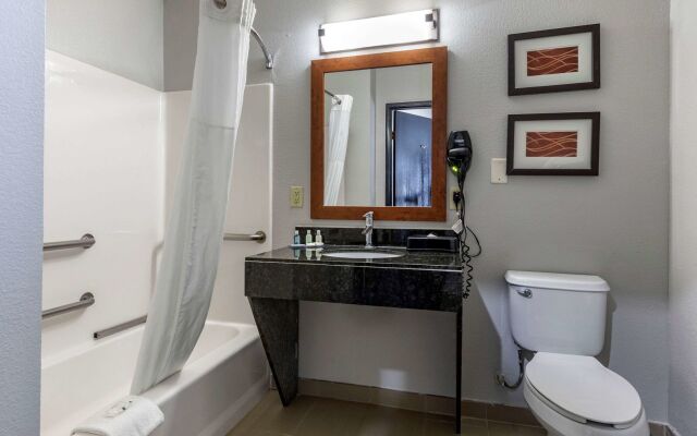 Quality Inn & Suites I-35 E / Walnut Hill