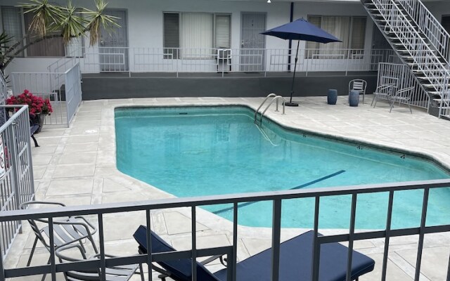 Hollywood Business Suites