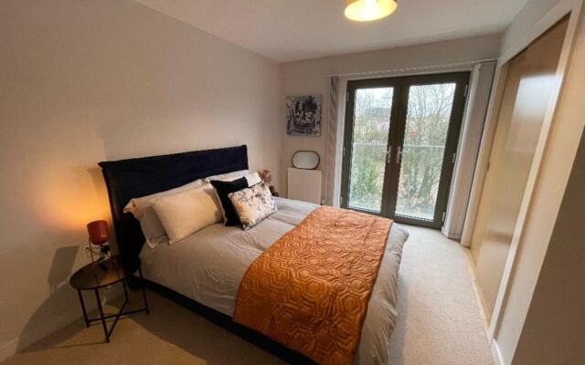 Stunning 2-bed Apartment in Bristol With Parking