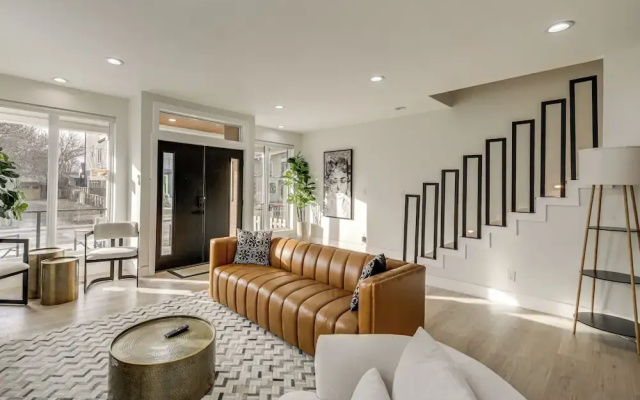 Home Theater + Rooftop Deck! Fountain Sq Stunner