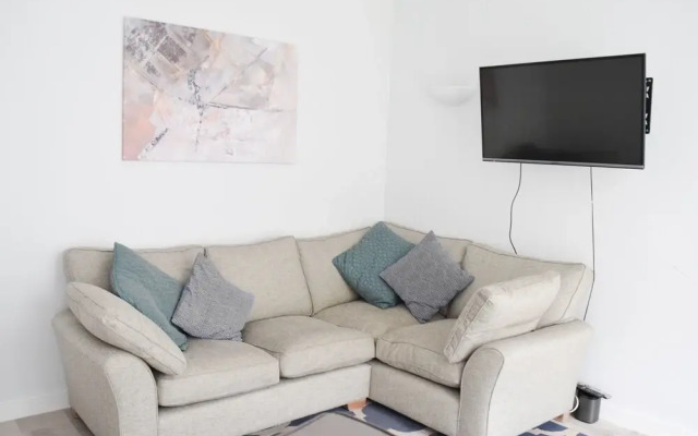 Large 3 Bedroom Family Home in Tooting