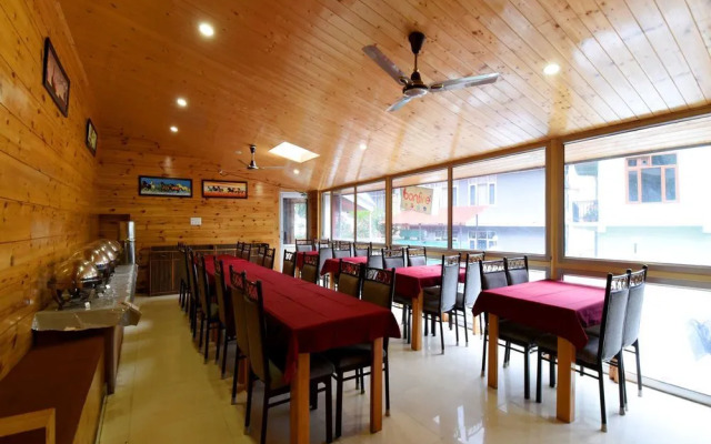 OYO 13586 Hotel Monarch