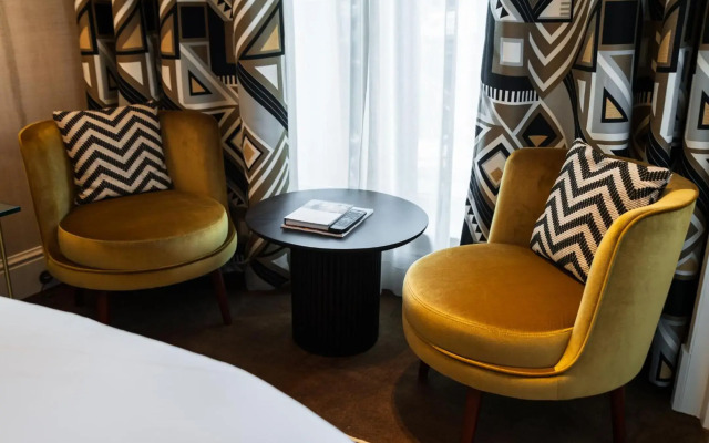 Ambassade Hotel