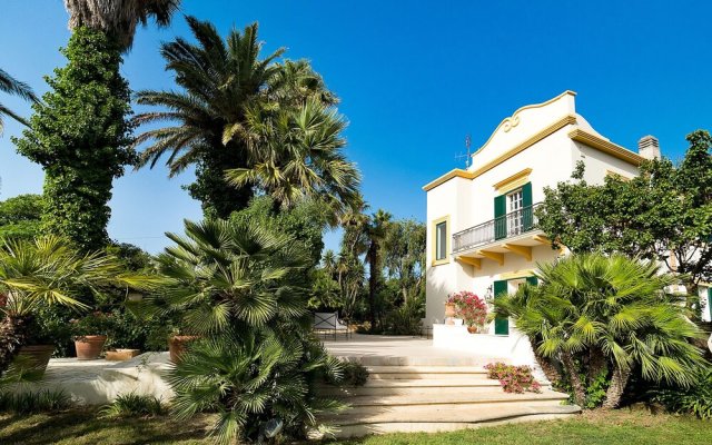 Elegant Villa With Swimming Pool and Garden, in a Quiet Area Close by Salemi